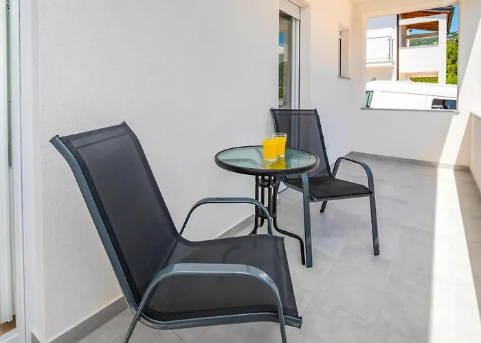 2 Bedroom Cozy In Banjol