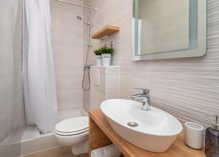 2 Bedroom Cozy In