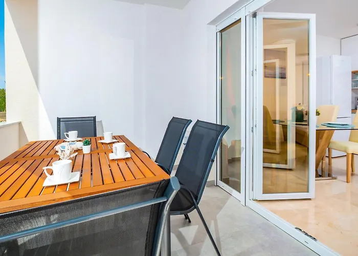 2 Bedroom Cozy In Appartement Banjol