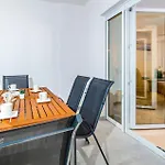 2 Bedroom Awesome In Lejlighed Banjol