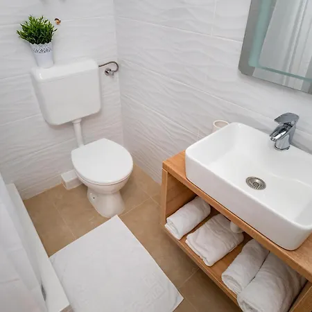2 Bedroom Awesome In Апартаменты Банёл